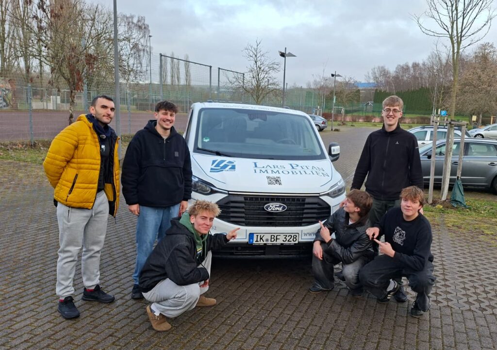 Basketball-Team mit dem neuen Vereinsbus im Dezember 2025